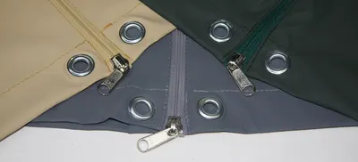Stoffmuster in Creme, Grün und Grau mit Reißverschluss und Ösen